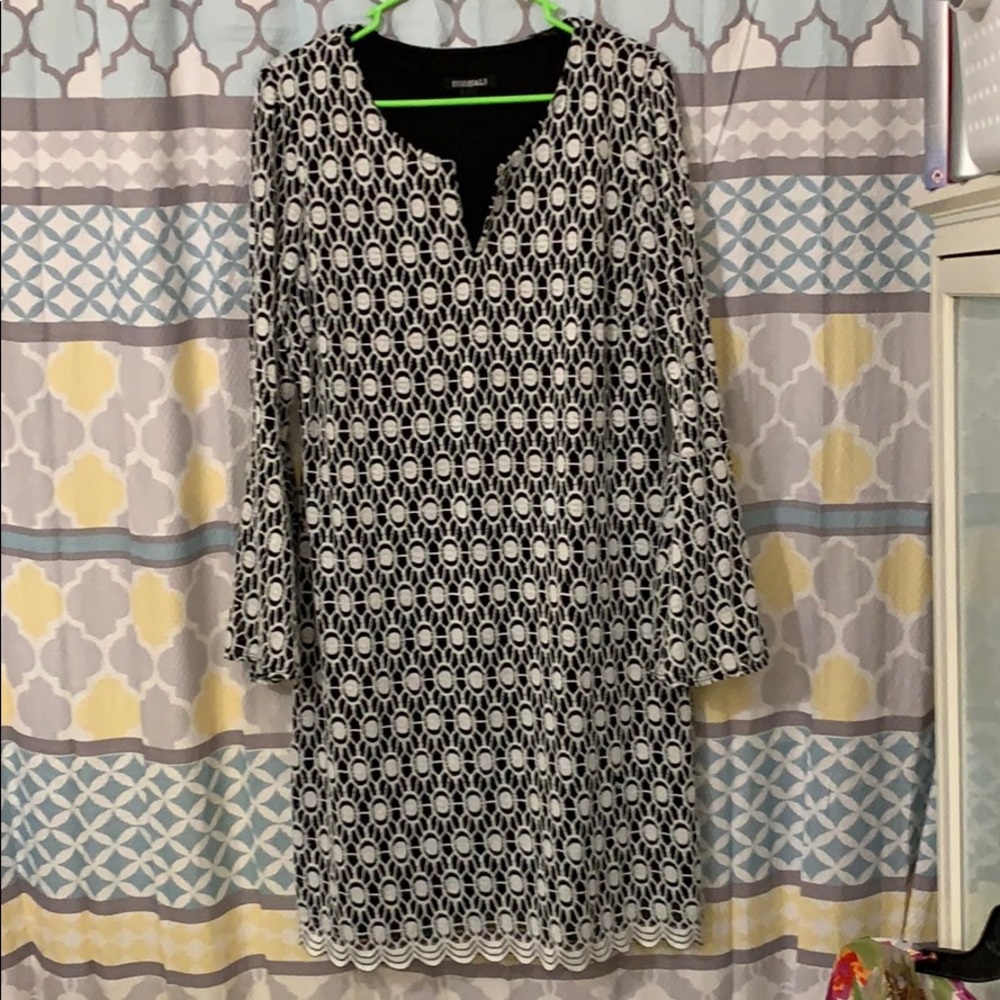 Dress crocheted looked lined with flared sleeves